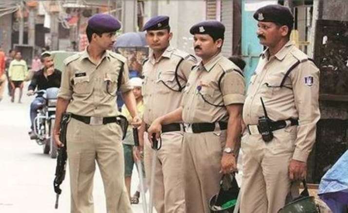 In an operation to apprehend fraudster Nauman, a mob attacks Mathura and Haryana police with stones, sticks, and fire